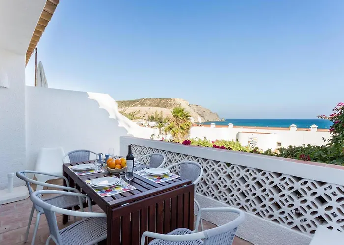 Coolhouses Algarve Luz, 3 Bed Townhouse W/ Beautiful Sea View, Bay 76 بيت للعطل *